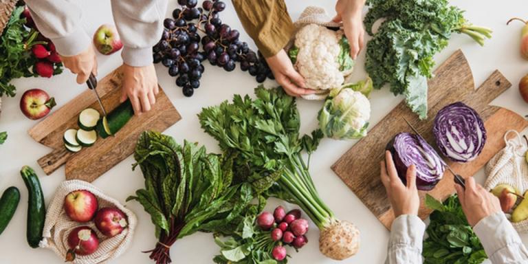 Handen die groentes snijden 