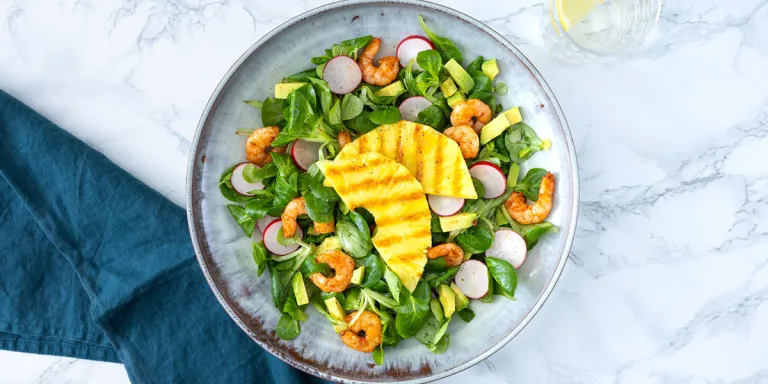 Grillrecept: fruitige salade met gegrilde garnalen