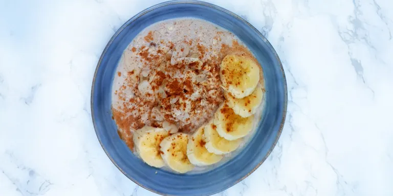 Havermout met speculaaskruiden en banaan in een blauwe kom