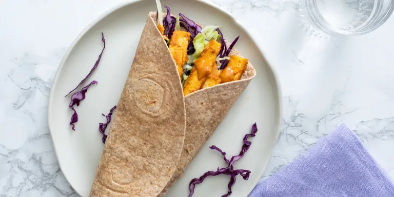 Roerbakrecept: wrap met pindasaus en rode kool