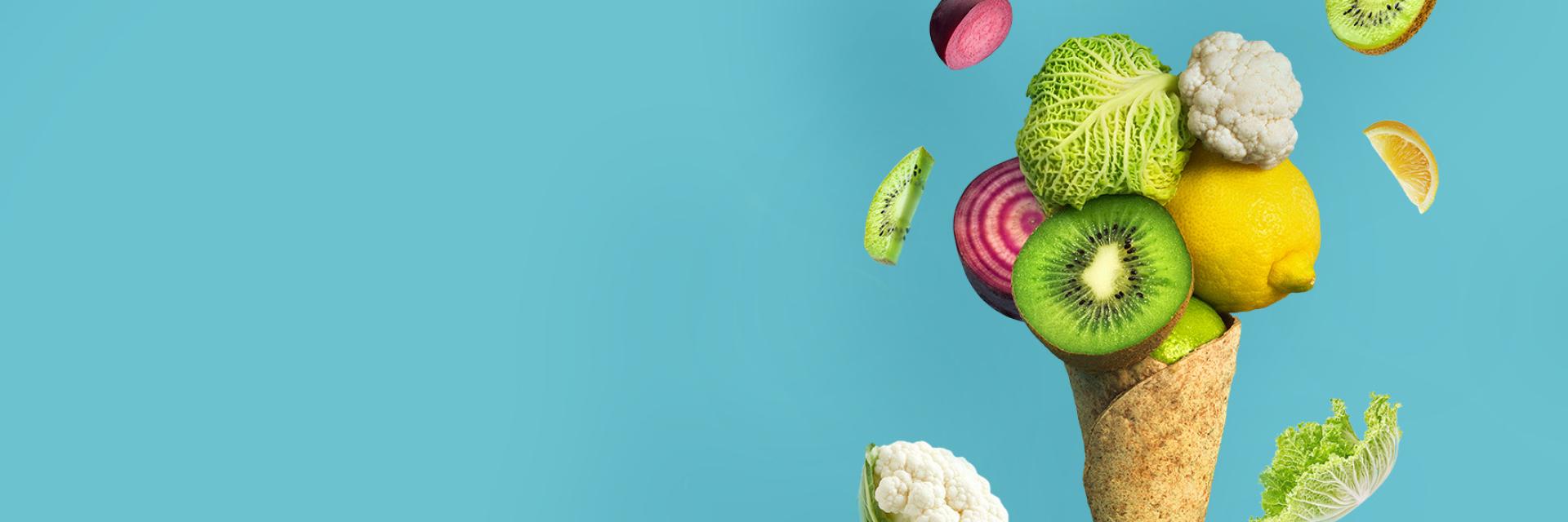 IJsco-hoorntje met groente en fruit bovenop