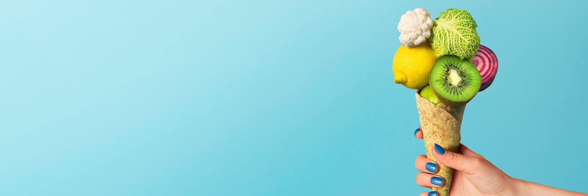 ijshoorntje met groente en fruit als bolletjes