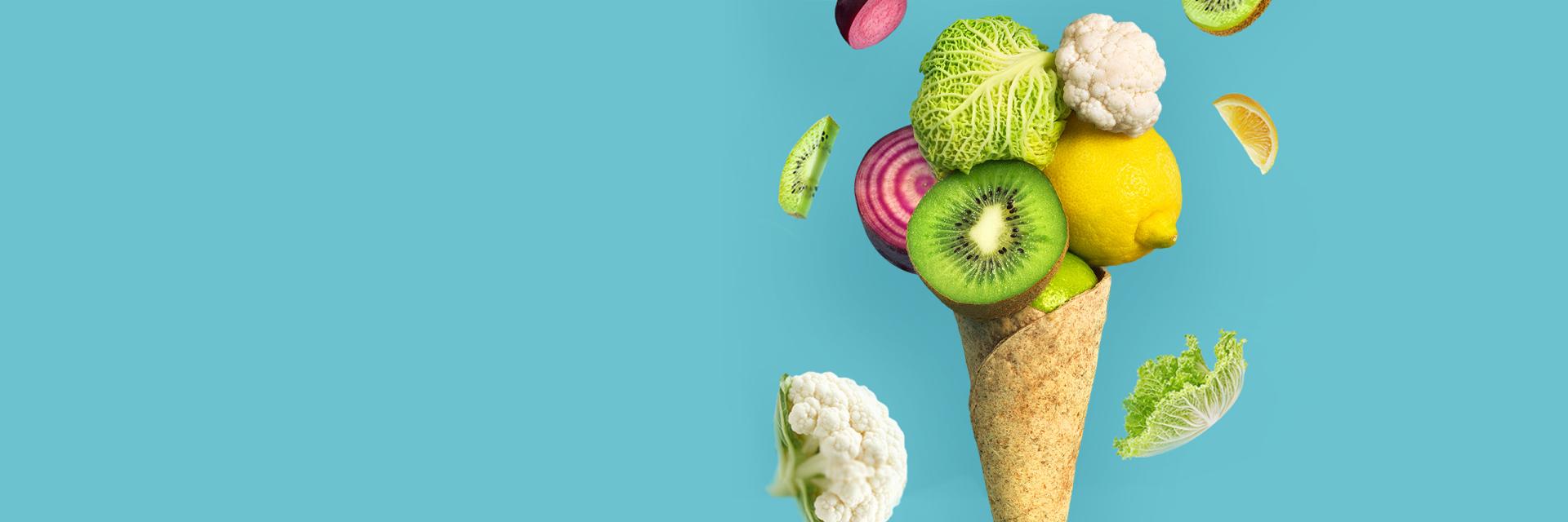 ijshoorntje met groente en fruit als bolletjes