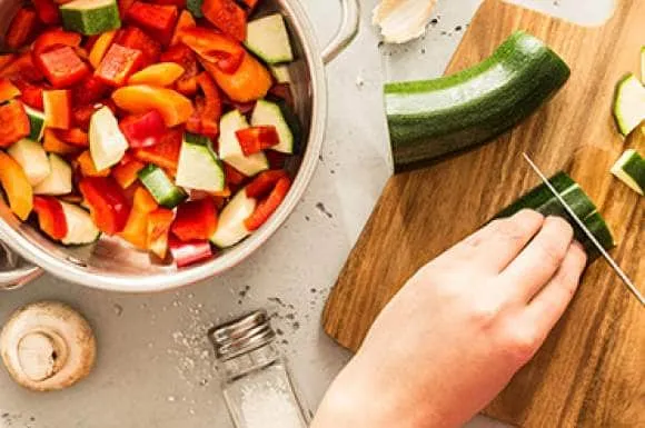 gezond koken iemand snijdt groente