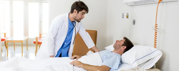 Dokter bij patiënt in ziekenhuis