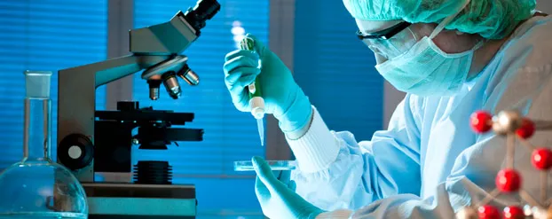 Onderzoeker met pipet