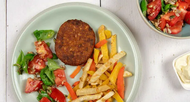 Groentefrietjes met cashew-zwarte bonenburger