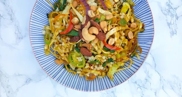 Koolhydraatarme nasi, een kruidige bloemkoolrijstschotel