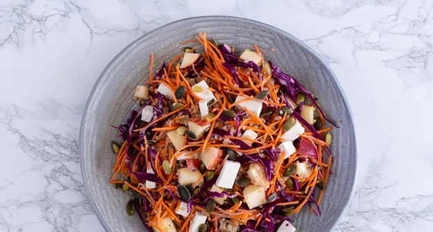Quinoasalade met rode kool, wortel, appel en feta