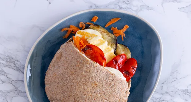 Volkoren pita met halloumi en gegrilde groente