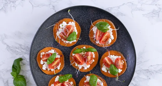 Toastjes van zoete aardappel met cottage cheese, tomaatjes en kiemgroente