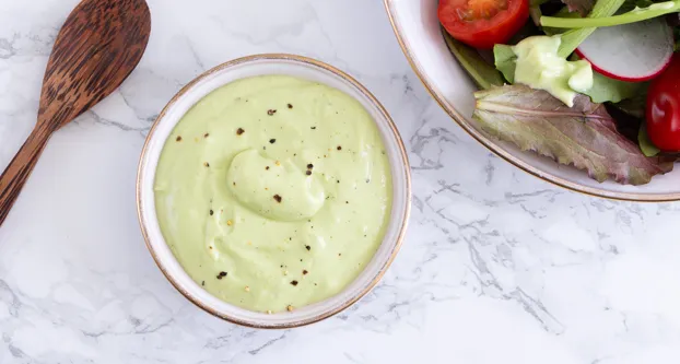 Foto van avocado-yoghurtdressing in een schaaltje