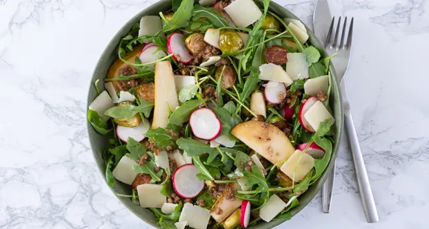 Salade met geroosterde spruiten en peer