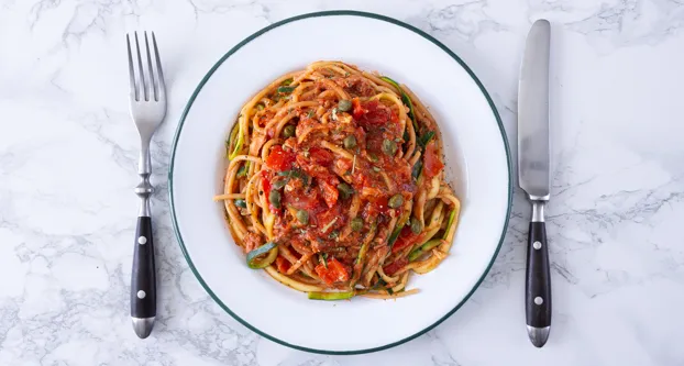 Foto: Mix van spaghetti en courgetti met tomatensaus met groente en  tonijn