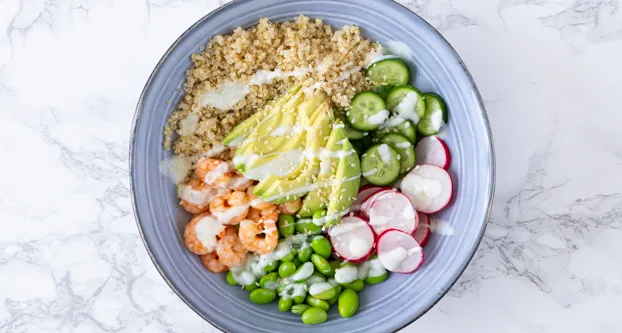 foto: sushibowl met quinoa, komkommer, radijs, edamame bonen, avocado en garnalen
