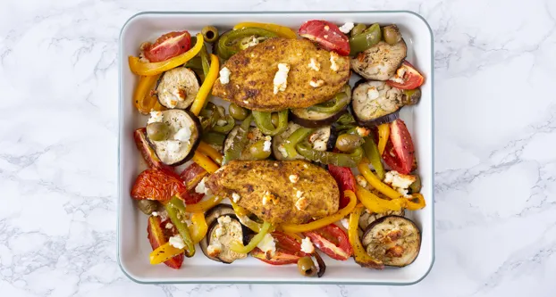 Foto ovenschaal met kruidige kip, paprika en feta