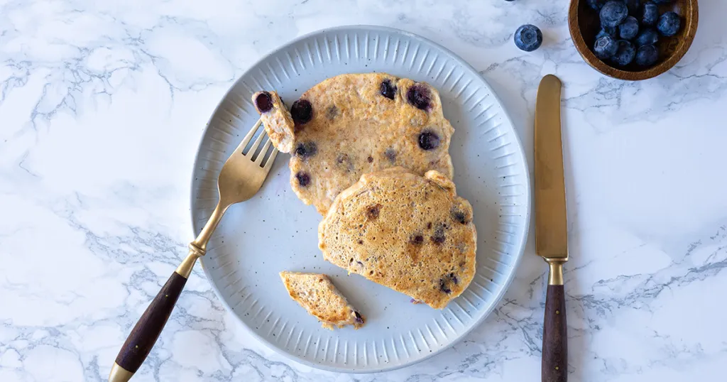 Pannenkoeken met blauwe bessen op een wit bord