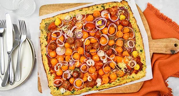 Bloemkoolpizza met gekleurde tomaatjes