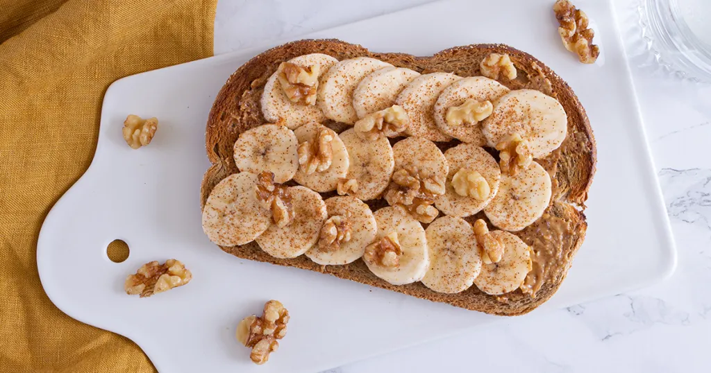 Boterham met pindakaas, banaan en walnoten