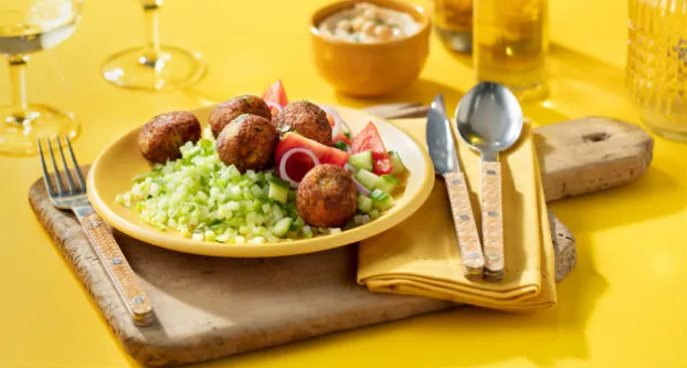 Broccolirijst met falafel en hummus