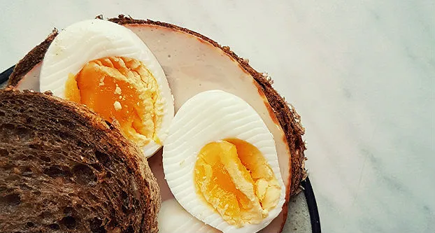 Volkorenbroodje met ei