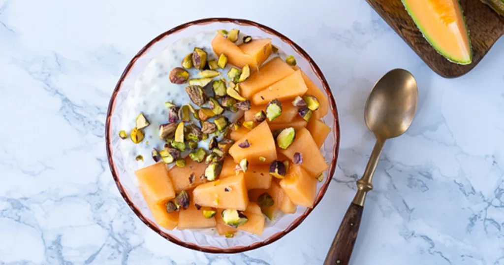 Pudding van chiazaadjes met cantaloupe meloen en pistachenoten