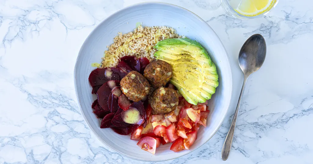 Couscous met falafel en rode biet