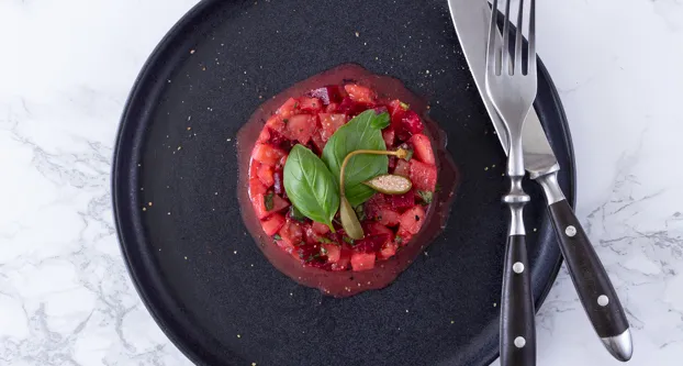Foto tomatentartaar met kapperappeltjes