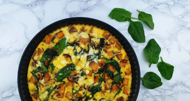 Zoete aardappel tortilla met spinazie