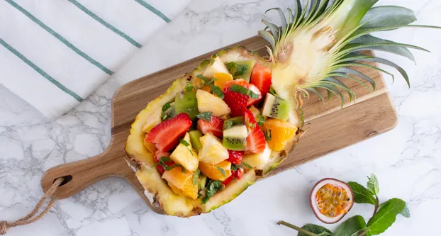 Foto van fruitsalade in halve ananas