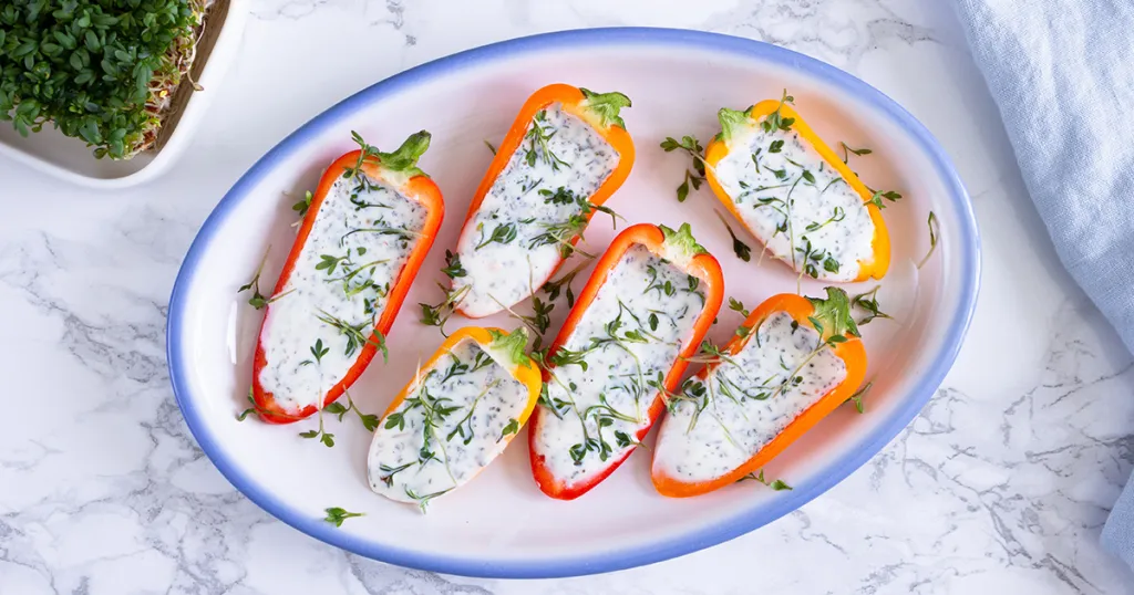 Paprika's gevuld met een heerlijke combi van zuivelspread light, Italiaanse kruiden, peper en tuinkers
