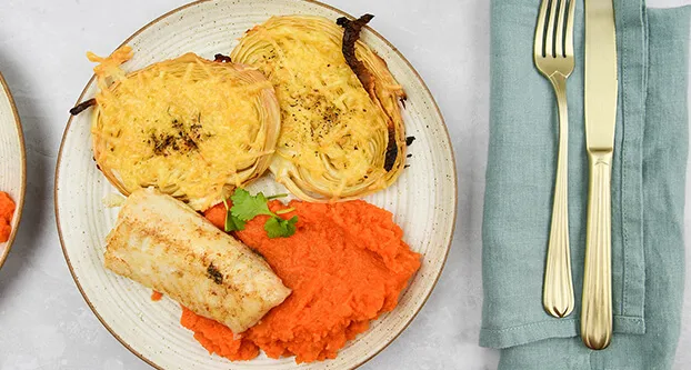Gegratineerde koolsteaks met wortelpuree en heekfilet