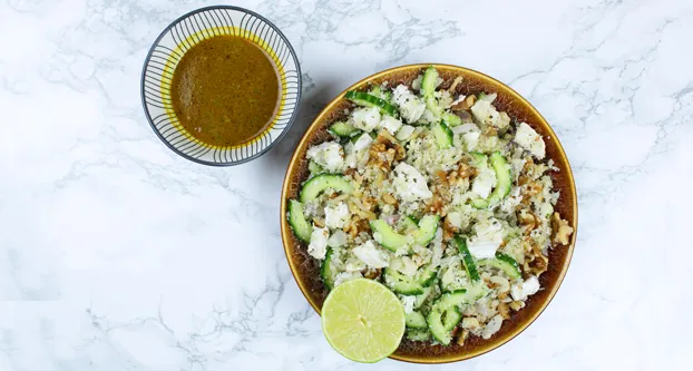 Foto van de Indiase salade met bloemkoolrijst, walnoten, geitenkaas en komkommer