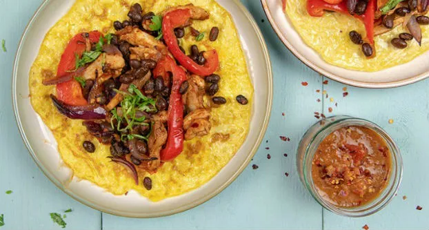 Kip fajitas met ei-wrap