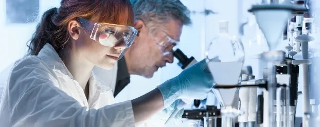 Foto van onderzoekers die werken in een laboratorium