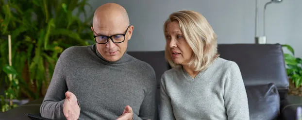 Foto: Man en vrouw zittend op een bank