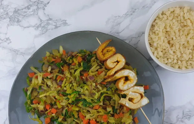 Nasi met omeletrolletjes