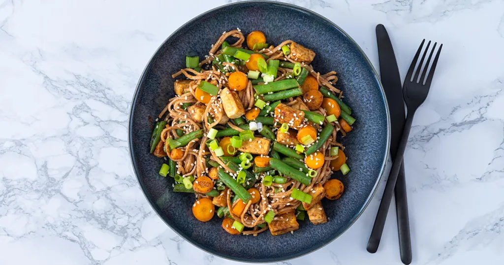 Noedels met tempeh, wortel en sesam