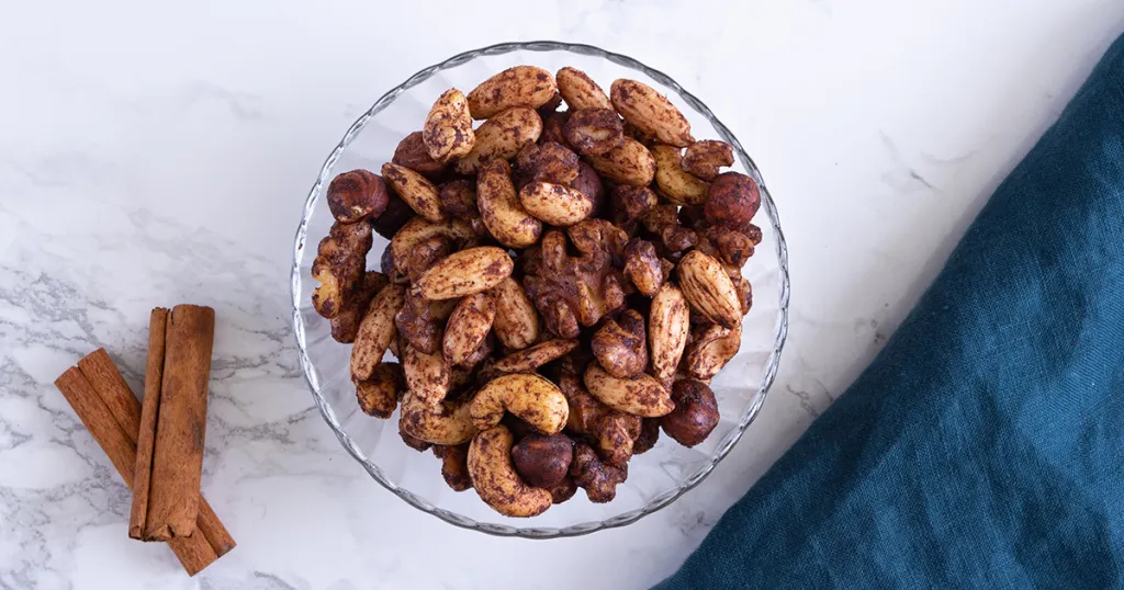 Bakje met noten met cacao en kaneel