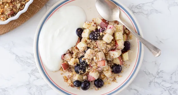 Crumble met appel en blauwe bes