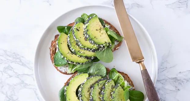 Geroosterde boterham met zuivelspread en avocado