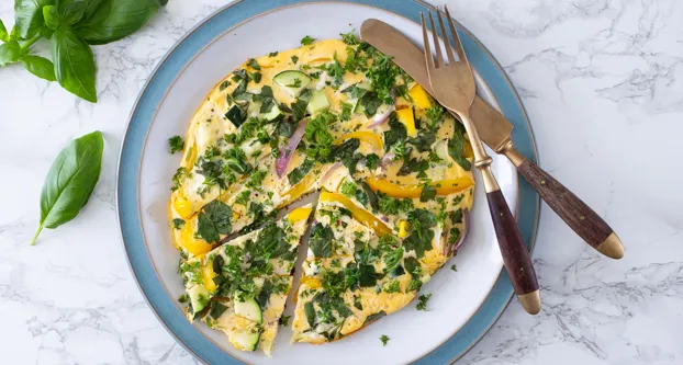 Groente-omelet met verse kruiden