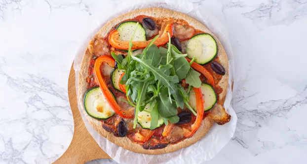 Tortillapizza met courgette en olijven