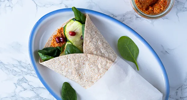 Wrap met muhamarra en gegrilde courgette
