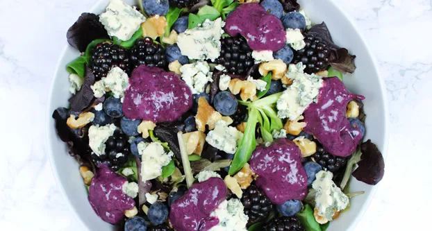 Paarse zomersalade met fruit