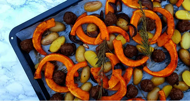 Ovenschotel met pompoen en vegetarische balletjes
