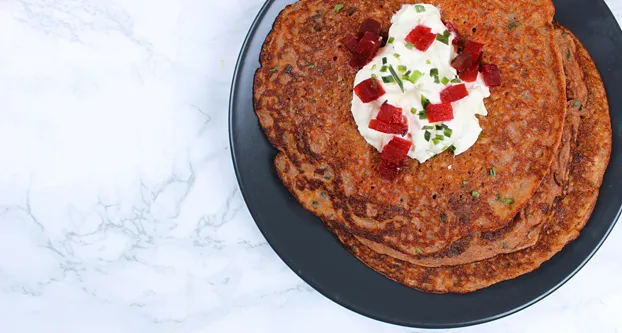 Foto rode bieten pannenkoeken  met nog wat bieslook en creme fraiche als topping