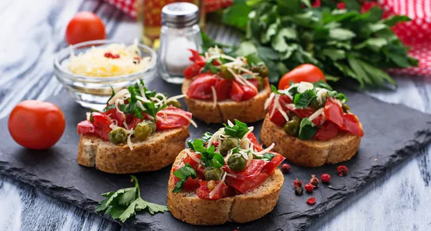 Bruchetta van stokbrood met tomaat