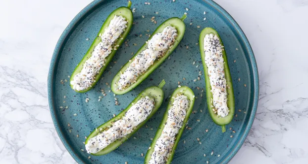 Komkommerbootjes met zuivelspread