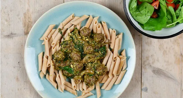 Volkoren penne met kalfsworstballetjes